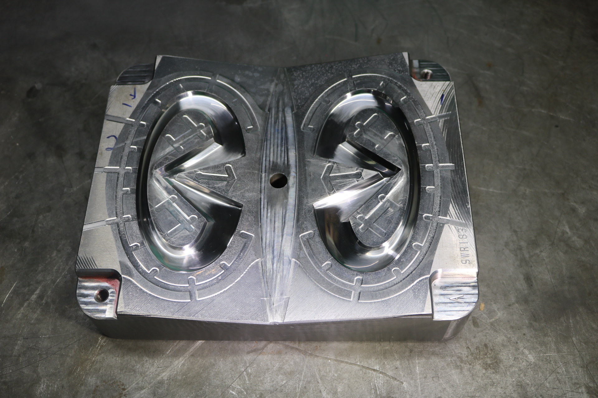 汽車車標(biāo)模具